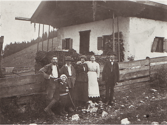 Rauchalm 1917, mit weißer Schürze die 19jährige Anna Wollschlager