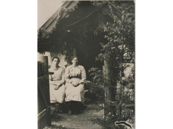 Vor der Schmiedalmkapelle 1930, links die Anna Wollschlager (Raucher Nanny), rechts die Barbara Weber (Schmied Wabn)