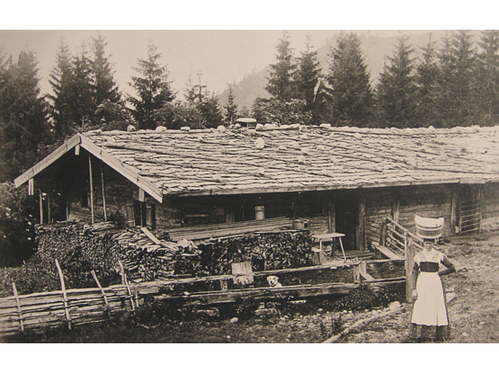 Holzbau um 1904 mit Sennerin Elisabeth Mayer