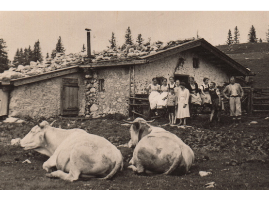 Hambergerkaser mit Besuchern um 1940